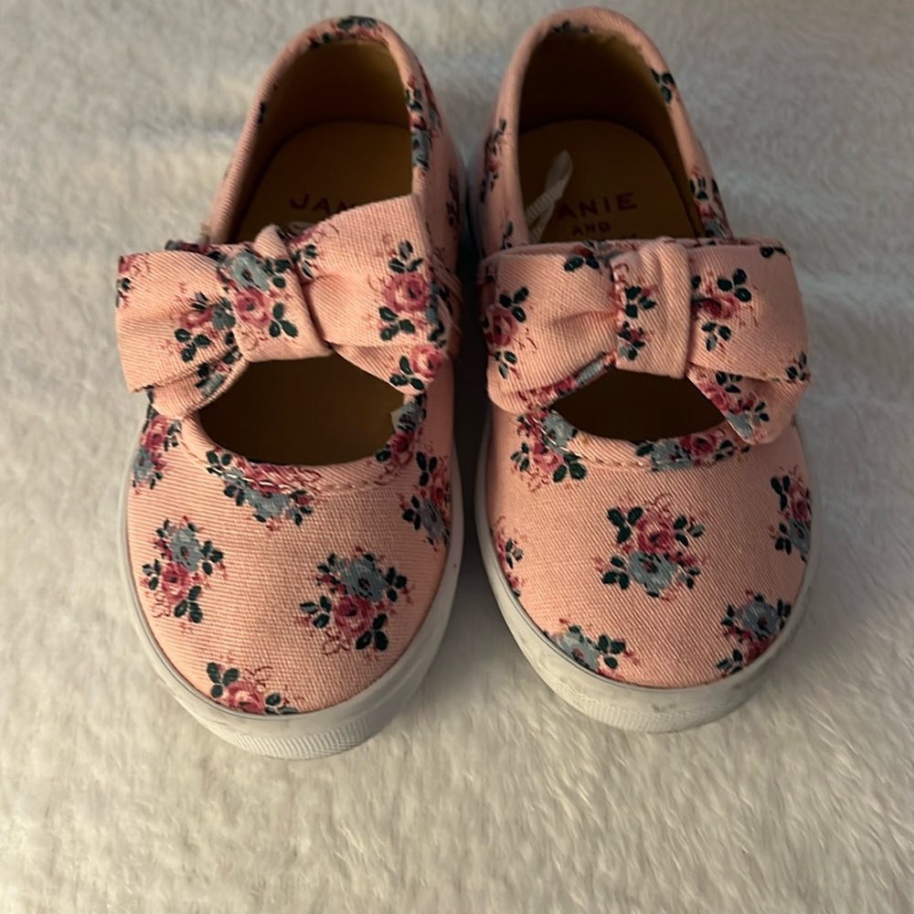 Bow Sneaker by Janie and Jack in size 6